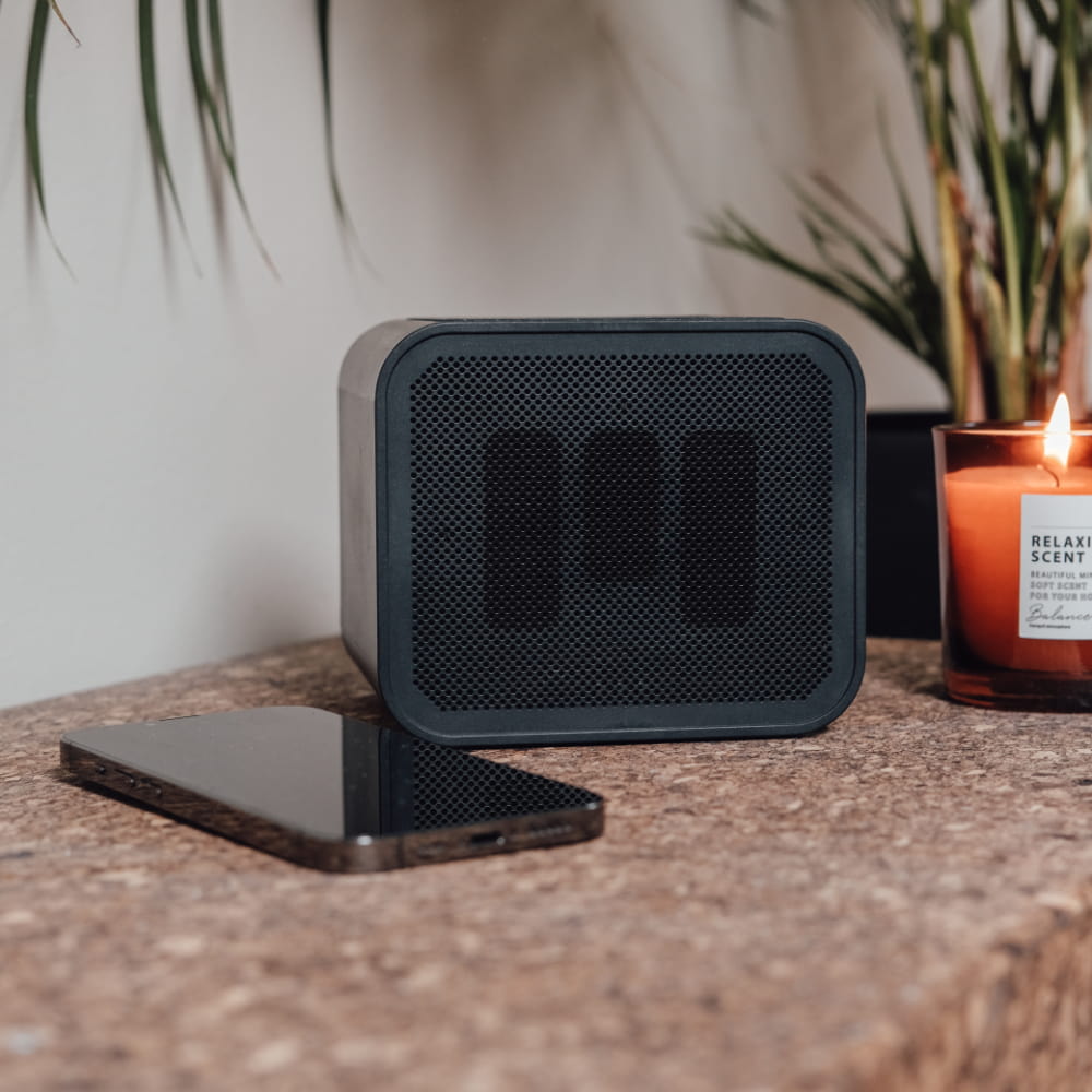 TRÅDLØS OPLADESTATION, POWERBANK OG INDBYGGET HØJTTALER
