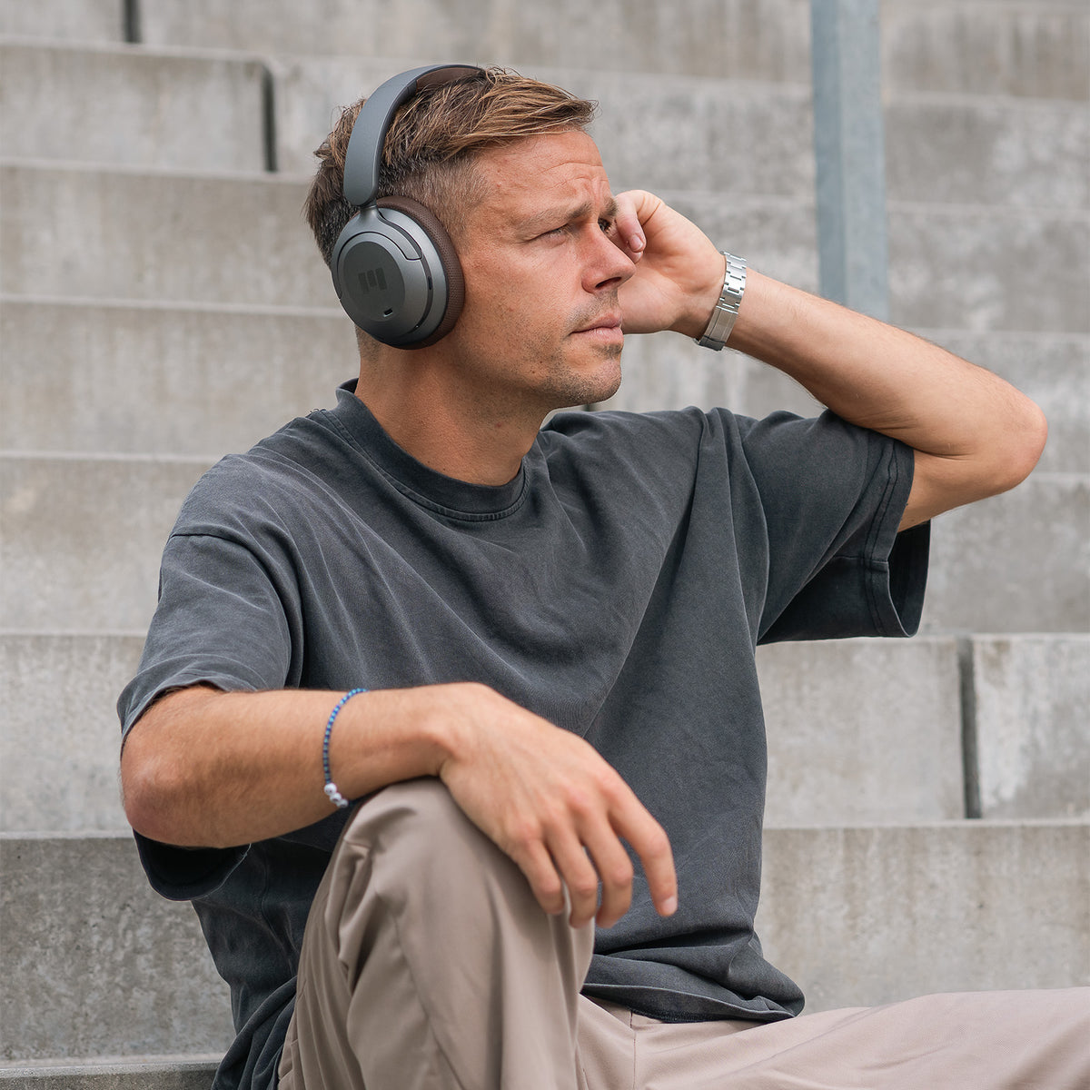 Premium headphones with hybrid ANC