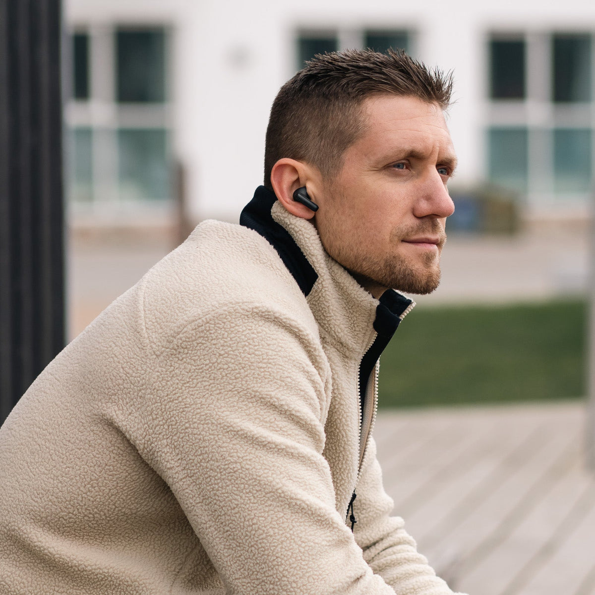 Opladningsetui og USB-C kabel medfølger
