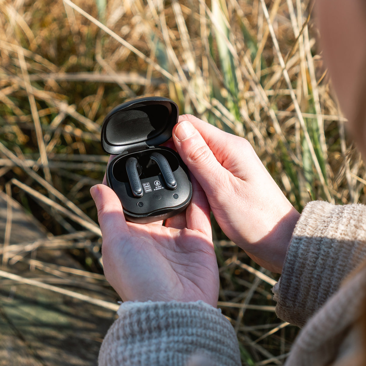FOCUS AND CALM WITH HYBRID NOISE CANCELLATION