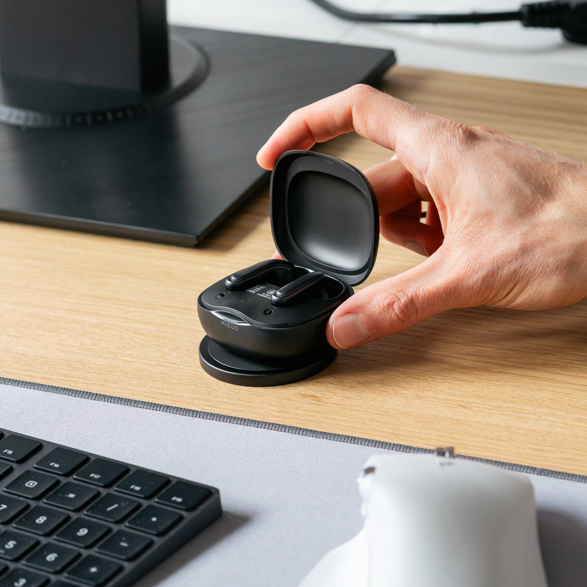 PREMIUM SOUND AND WIRELESS CHARGING