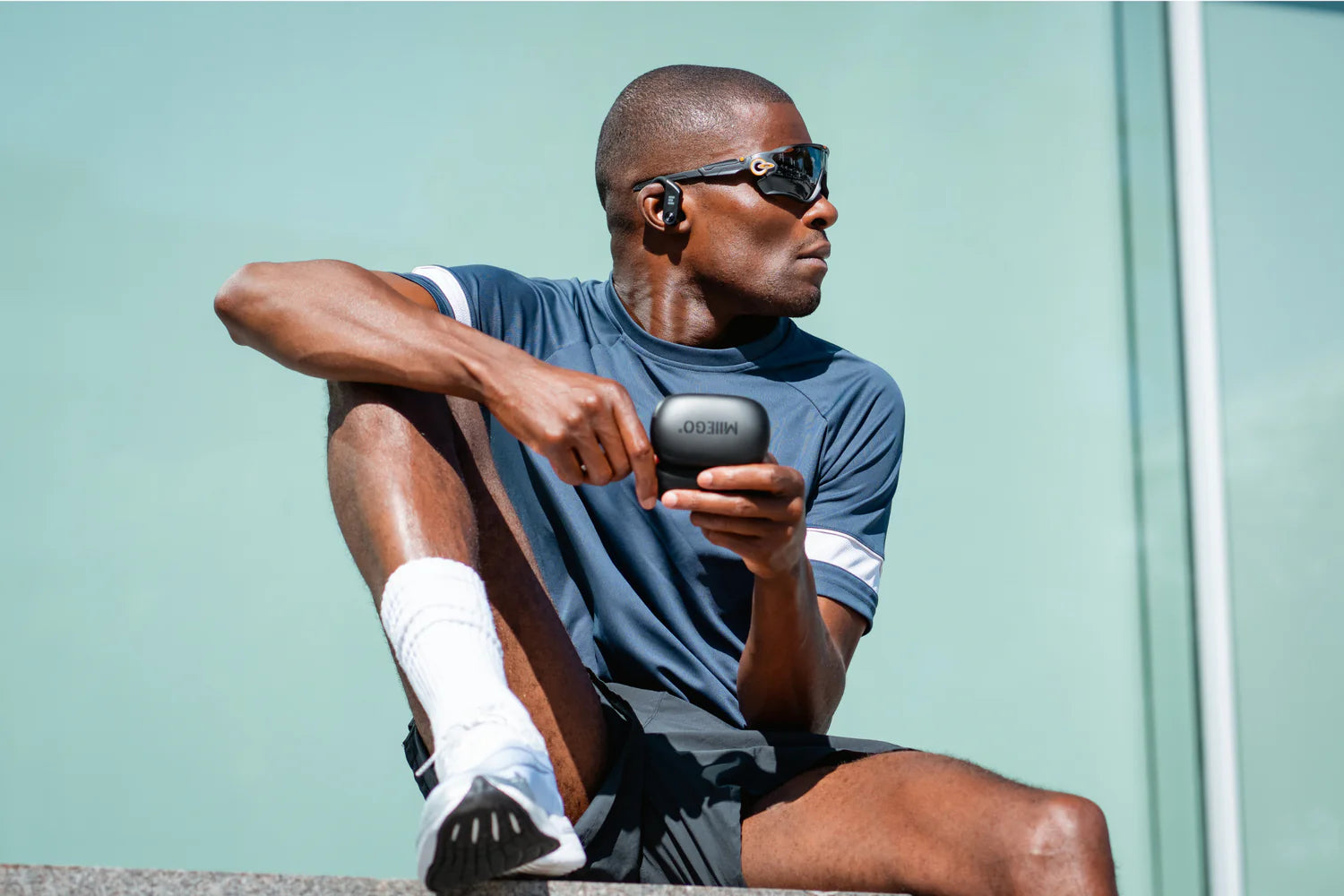 Løber med MiiBUDS ACTIVE GO og opladningsetui – modellen, som Runner’s World har testet.